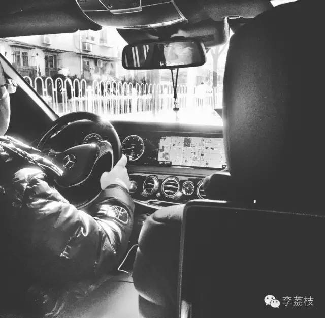 我在LV展价值20万人民币的箱子上吃了一顿老北京饺子