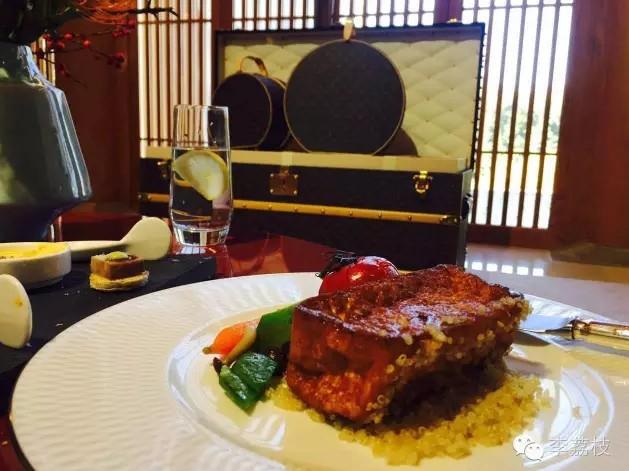 我在LV展价值20万人民币的箱子上吃了一顿老北京饺子