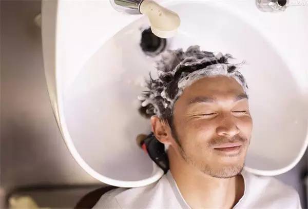 清洗头皮才是洗头的关键！