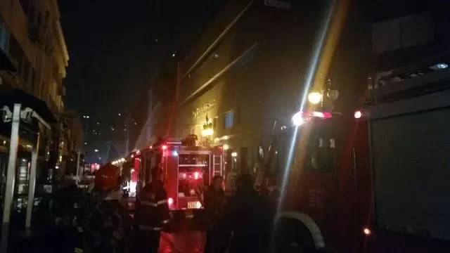 昨晚，小白楼欧式风情街一商铺发生火情！