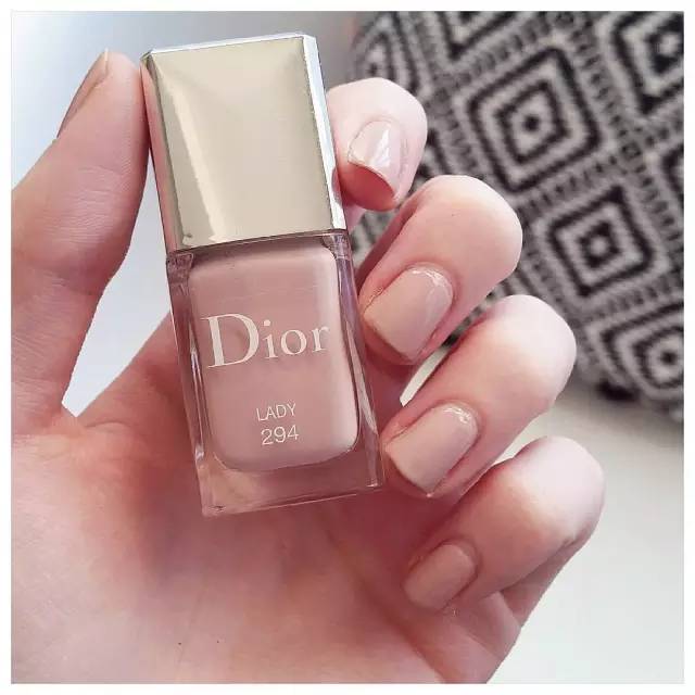 手不好看买什么颜色指甲油,什么牌子指甲亮油最好