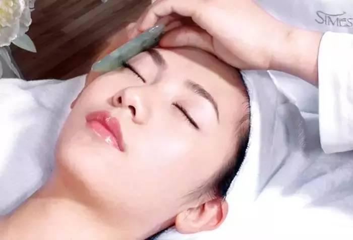 刮痧的手法技巧,刮痧刮腿的正确手法视频