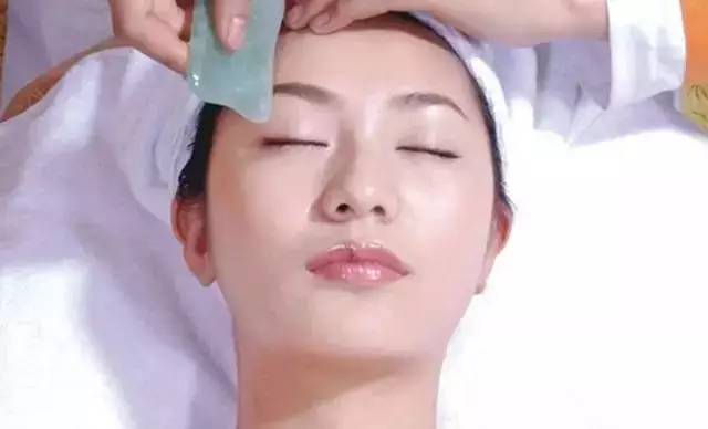 刮痧的手法技巧,刮痧刮腿的正确手法视频