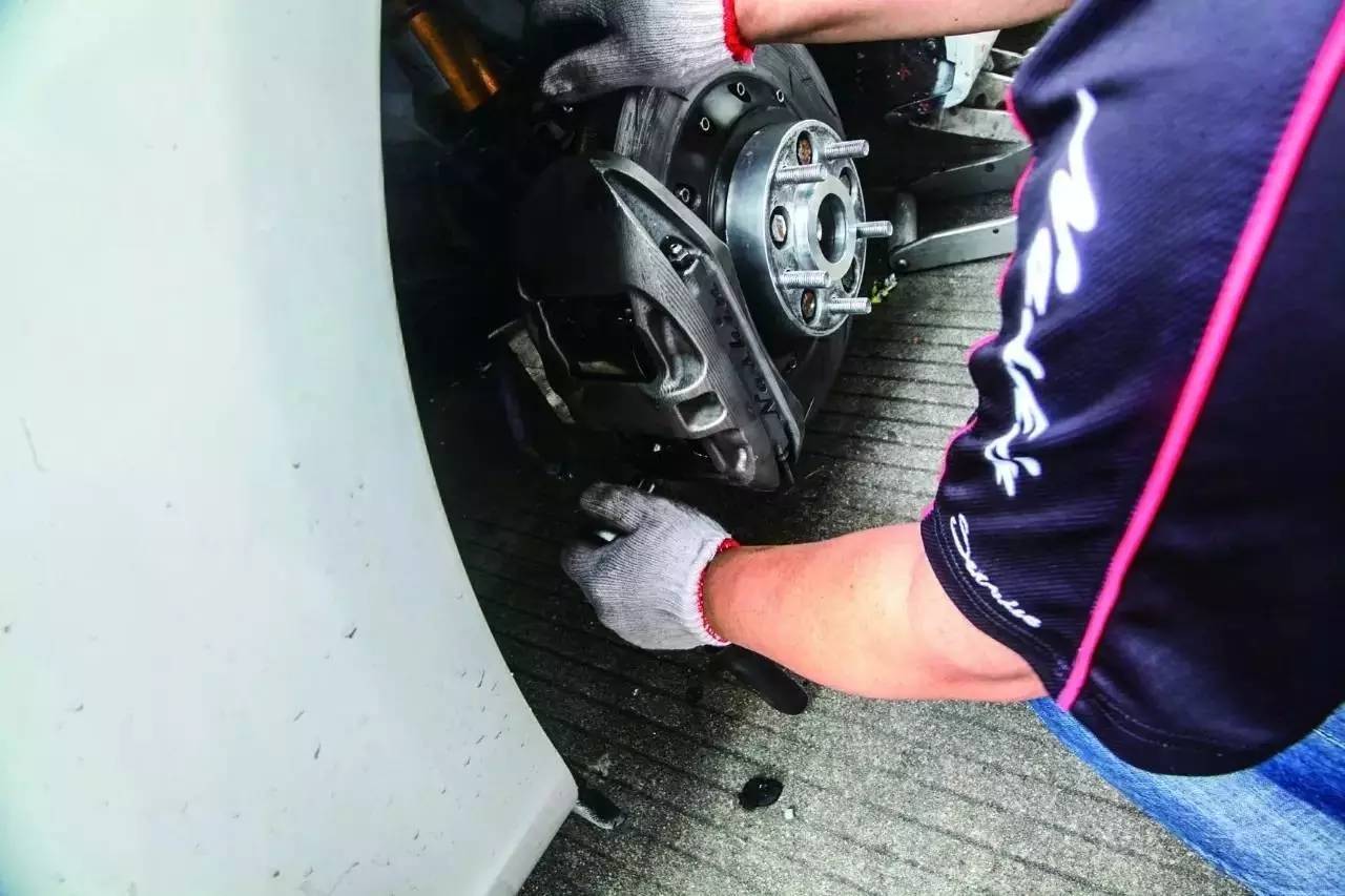 急刹车这1米的差距就可能决定你我的生死!(三)