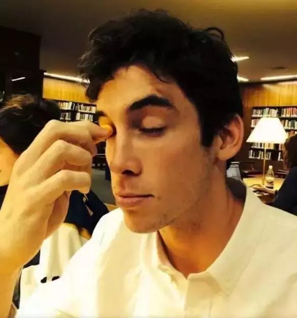 把风油精滴在眼睛里会疼吗,把风油精擦在眼眸上