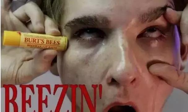 把风油精滴在眼睛里会疼吗,把风油精擦在眼眸上