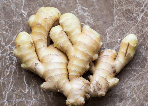 头发容易出油脱发头皮怎么处理,头皮出油长痘怎么回事