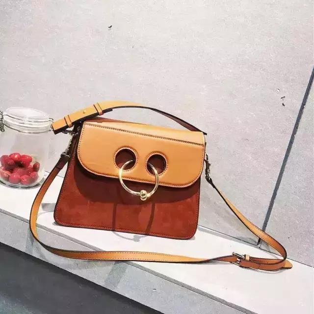 包治百病,我与时髦girl之间只差一枚“麂皮”包了!