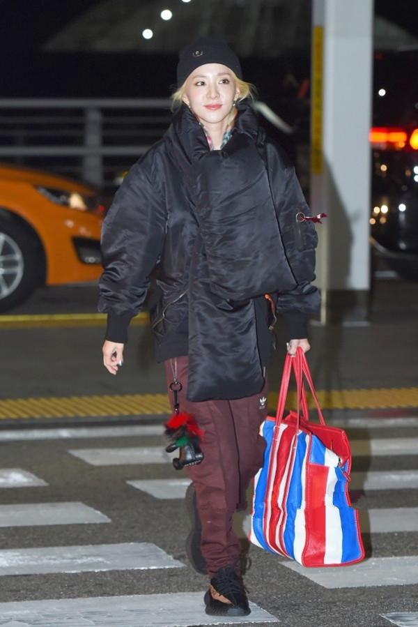 韩国女明星皮衣机场街拍,韩国女明星穿阿迪