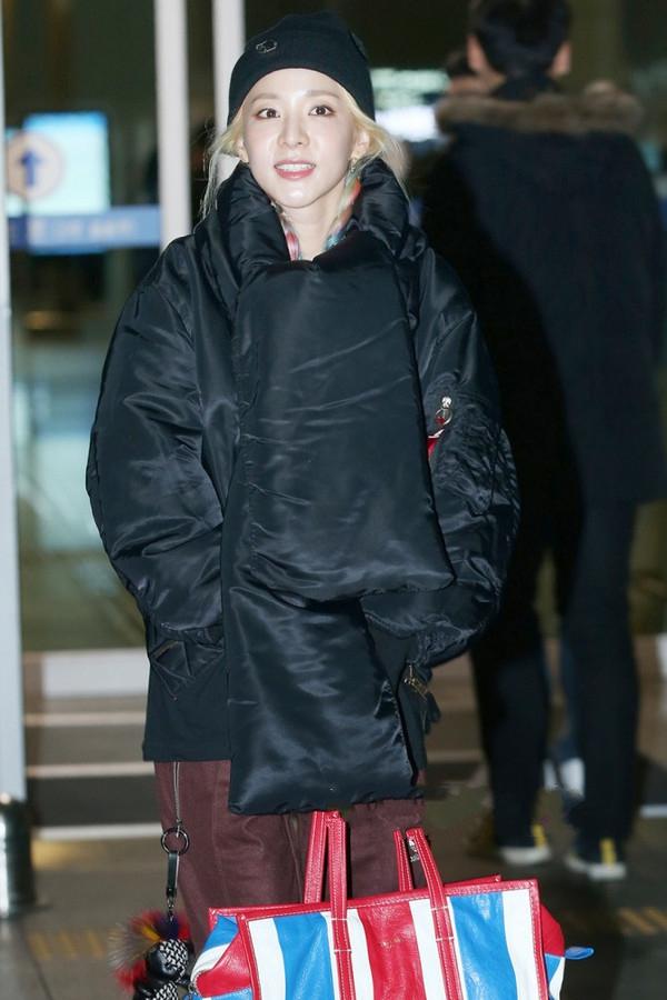 韩国女明星皮衣机场街拍,韩国女明星穿阿迪