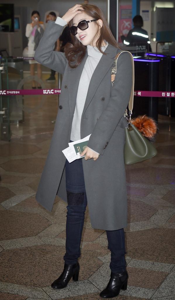 韩国女明星皮衣机场街拍,韩国女明星穿阿迪