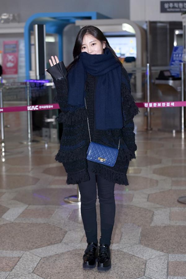 韩国女明星皮衣机场街拍,韩国女明星穿阿迪