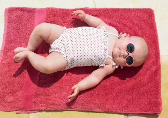 冬天怎么给新生儿晒太阳,新生儿可以出门晒太阳吗