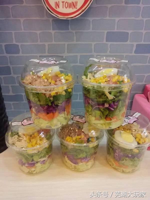 人手一只的杯子,人手一个茶杯