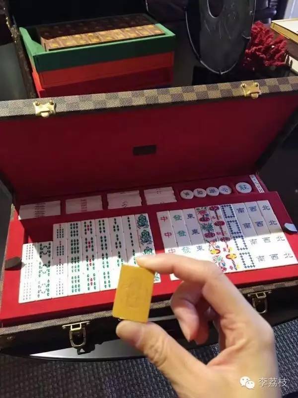 我在LV展价值20万人民币的箱子上吃了一顿老北京饺子