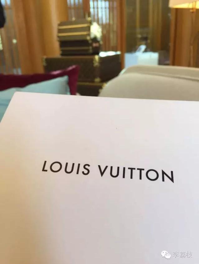 我在LV展价值20万人民币的箱子上吃了一顿老北京饺子