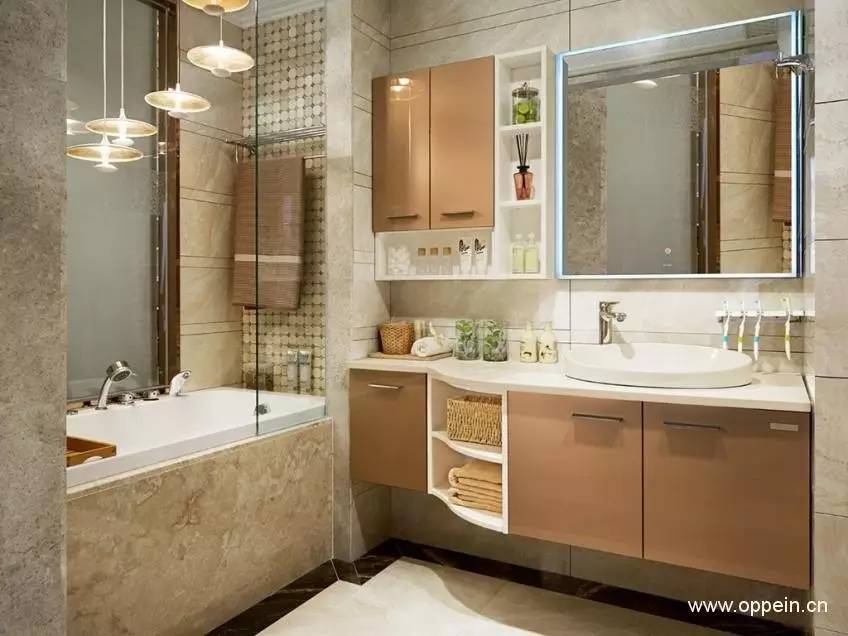 浴室用什么卫浴柜好,浴室杂乱无章