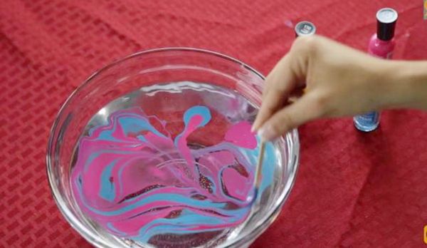 白色杯子放到指甲油的水里,1秒后神奇的事发生了!美爆了!