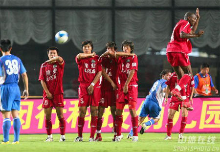 两年从中甲跳入豪门的他堪称励志却迅速沦落被传花钱进国足