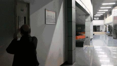 浙传图书馆方大爷要暂别我们了！考研的同学特意买了花为他送行