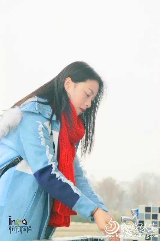 围巾冬日纯色搭配,秋冬红围巾的时尚打法