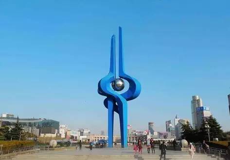 泉城广场有踢毽子的么,泉城广场大屏幕播放足球赛