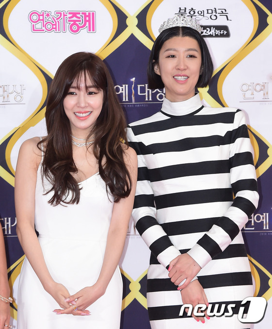 161224Tiffany与“Unnies”成员一同优雅亮相“2016KBS演艺大赏”红地毯