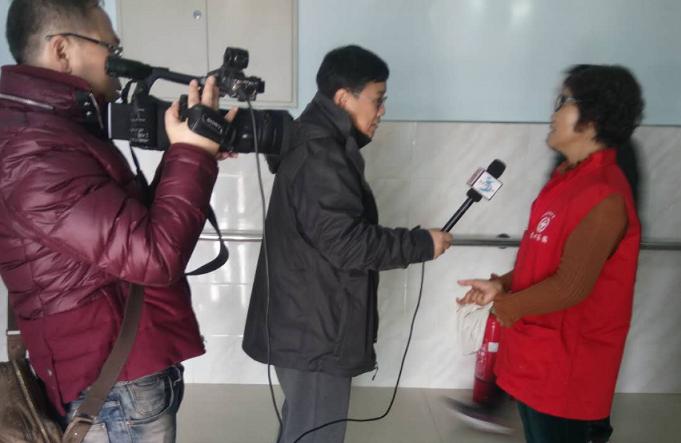 爱心人士向80岁以上老人献爱心,献爱心90岁高龄老人