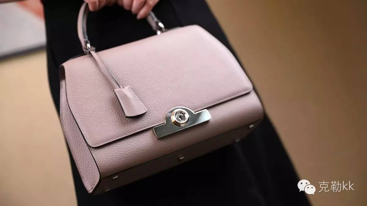 人总是为年少不可得之物遗憾终身,人终究因年少不可得之物困扰一生