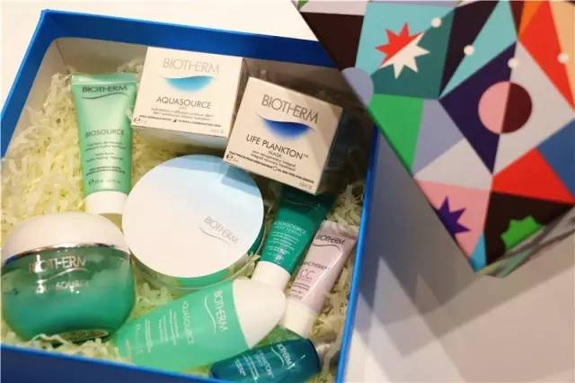 听说草木绿是2017年度代表色！我只想穿上美美的圣诞色，不小心领先时髦一整年！