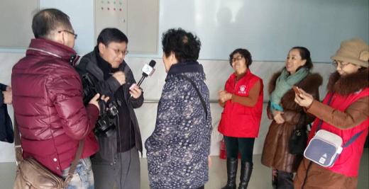 爱心人士向80岁以上老人献爱心,献爱心90岁高龄老人