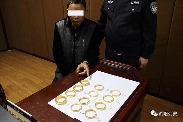 男子被女子抢金店,男子抢劫珠宝店被女店员打