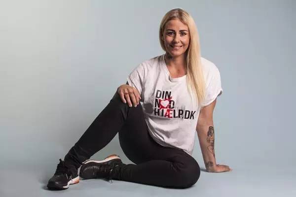 一张让人心碎的照片后的感人故事，丹麦女子被评为感动全球年度人物