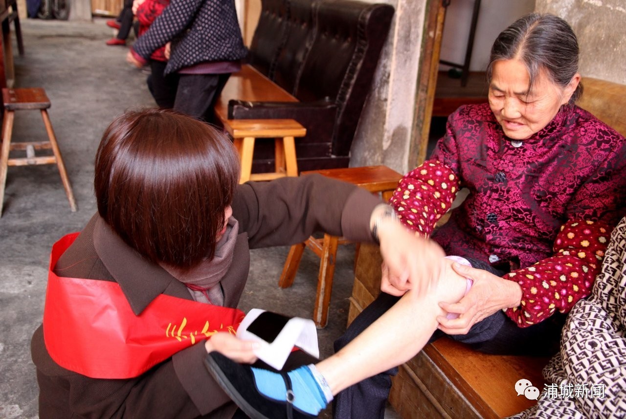 一群的志愿者都干什么,一群关爱老人的志愿者