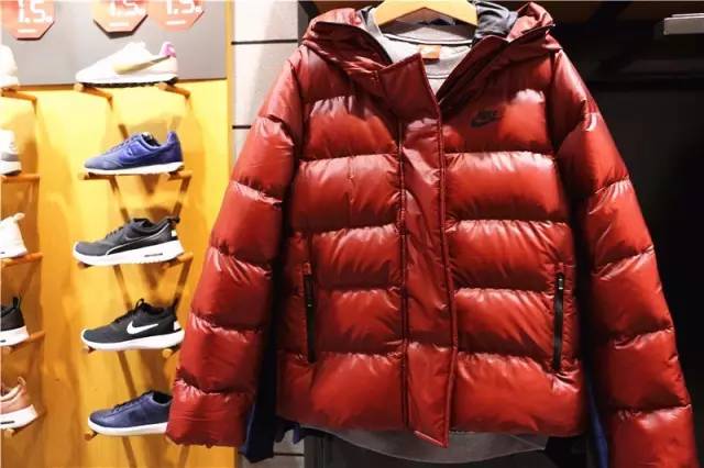 听说草木绿是2017年度代表色！我只想穿上美美的圣诞色，不小心领先时髦一整年！