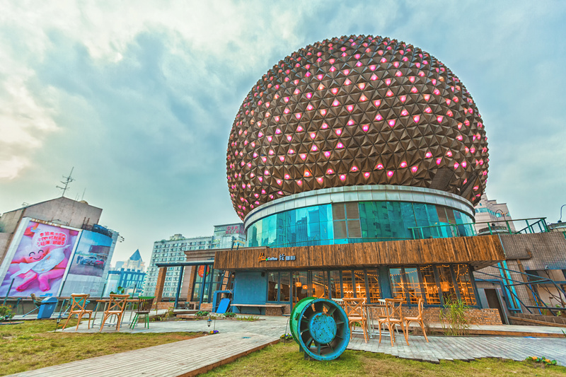 拥抱屋顶，让我们做一场离天空很近的梦