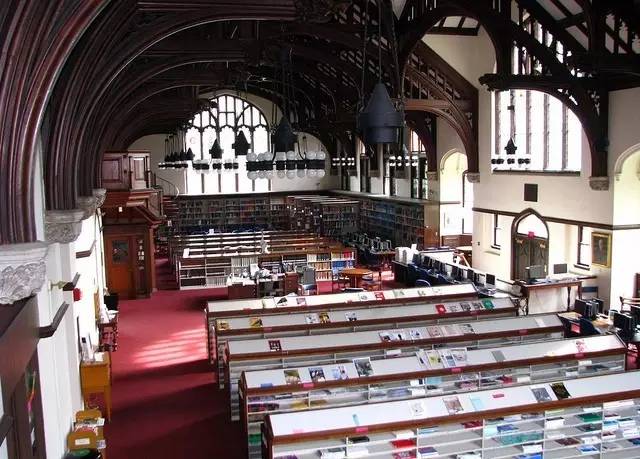 霍格沃茨的建筑,霍格沃茨魔法学校建筑是什么风格