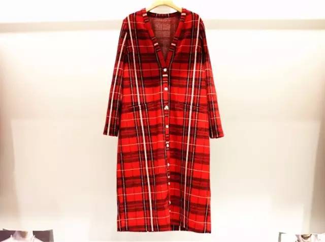 听说草木绿是2017年度代表色！我只想穿上美美的圣诞色，不小心领先时髦一整年！