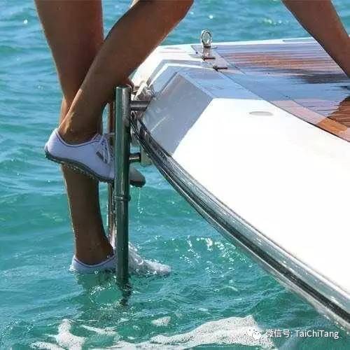 如私人订制般贴心精致的高品质体验，Leguano德国原装进口纯手工赤脚鞋祝大家圣诞快乐！新的一年从脚开始更加热爱生活！