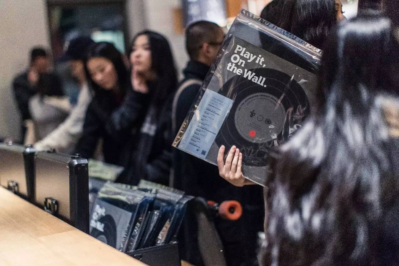 图集|我们带着这些“黑胶唱片”和几百个好看的人,一起入侵了DOE