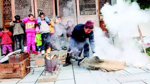 正安老行当：爆米花匠的铁罐罐