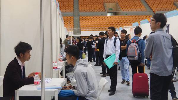 据说来这里的大多数人,都找到了想要的高薪工作……