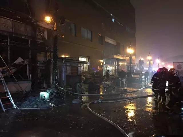 昨晚，小白楼欧式风情街一商铺发生火情！