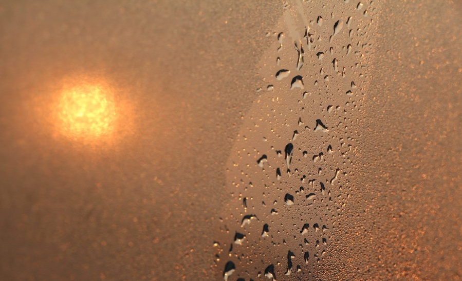 家里的双层玻璃有水汽？用了老师傅的法子，简单粗暴见效奇快