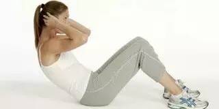 如何做仰卧起坐不费力,仰卧起坐会伤到腰椎是真的吗