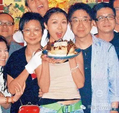 秘交三年富二代男友正式浮出水面，薛凯琪情归教育大鳄独子