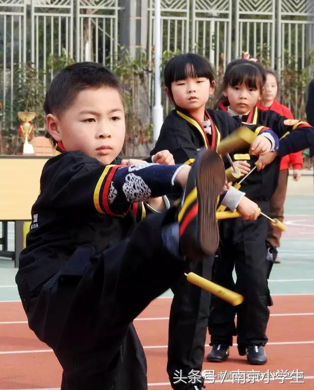 夹球接力跑亲子运动会,亲子运动会小中大