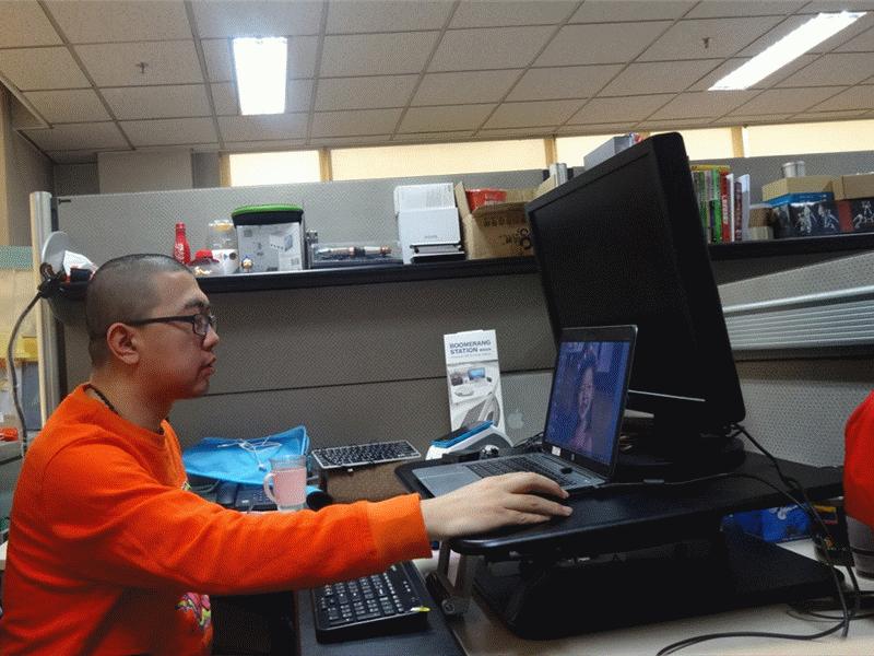 杂乱办公桌秒变干净办公桌,办公桌智能改造