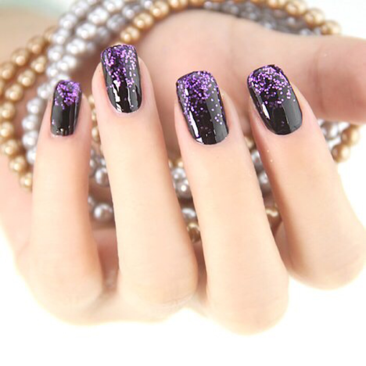 女人涂甲油,女生涂大红色脚甲油