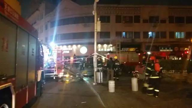 昨晚，小白楼欧式风情街一商铺发生火情！